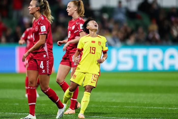 目前阿劳霍与巴萨的合同到2026年到期，违约金10亿欧元。